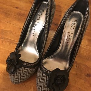 White House Black Market classy timeless heels 8M